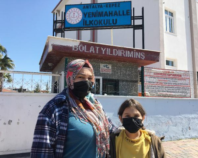 Okulun kapısını tekmeleyen kadın, öğrencileri tedirgin etti Okulun kapısını tekmeleyen kadın, öğrencileri tedirgin etti