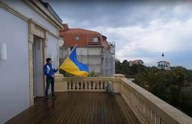 Ukrayna destekçisi eylemciler Putin'in kızının villasını bastı Ukrayna destekçisi eylemciler Putin'in kızının villasını bastı