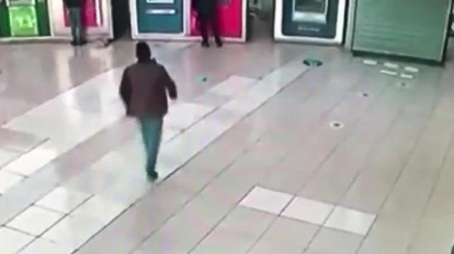 ATM önü dolandırıcısı ATM bozuk numarası yaparak vatandaştan toplam 38 bin 100 TL çaldı ATM önü dolandırıcısı ATM bozuk numarası yaparak vatandaştan toplam 38 bin 100 TL çaldı