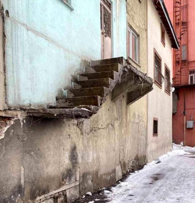 Erzurum'da bir garip olay! Merdiveninin giriş kısmı ve korkulukları bir gecede kayboldu Erzurum'da bir garip olay! Merdiveninin giriş kısmı ve korkulukları bir gecede kayboldu
