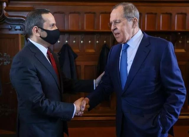 Katarlı mevkidaşını eli cebinde karşılayan Lavrov, Bakan Çavuşoğlu'yla kucaklaştı Katarlı mevkidaşını eli cebinde karşılayan Lavrov, Bakan Çavuşoğlu'yla kucaklaştı