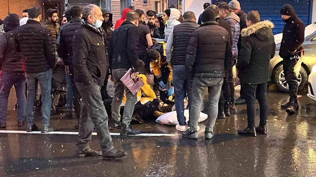 Kıskançlık krizine giren adam sokak ortasında eşini darp etti Kıskançlık krizine giren adam sokak ortasında eşini darp etti