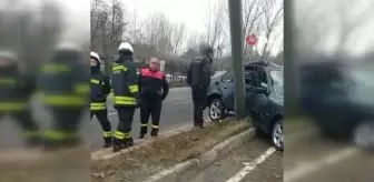 Kontrolden çıkan otomobil aydınlatma direğine çarptı