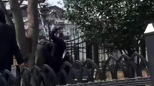 Şehrin göbeğinde yaşlıların kavgası kameralara yansıdı Şehrin göbeğinde yaşlıların kavgası kameralara yansıdı