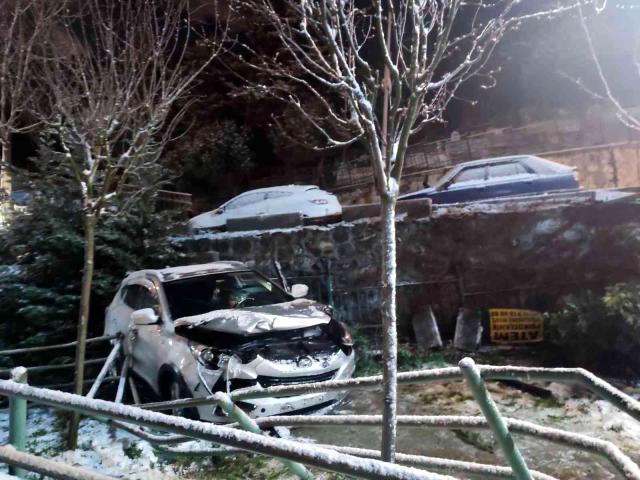 Yokuşta kayan araç 2 metreden çocuk parkına uçtu Yokuşta kayan araç 2 metreden çocuk parkına uçtu