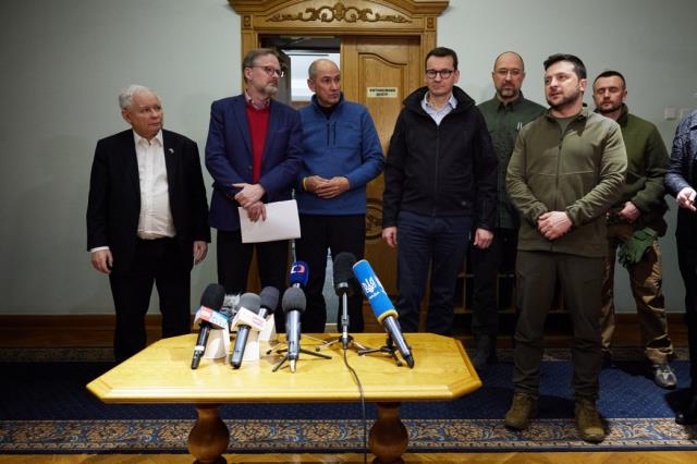 Zelenski, 3 başkanla aynı masaya oturdu! Aralarında savaşın ateşini ensesinde hisseden Polonya da var Zelenski, 3 başkanla aynı masaya oturdu! Aralarında savaşın ateşini ensesinde hisseden Polonya da var
