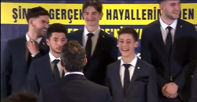 Ali Koç imza töreninde çevirdiği kadına 'Kimsin sen?' diye sordu! Aldığı yanıt kahkahalara boğdu Ali Koç imza töreninde çevirdiği kadına 'Kimsin sen?' diye sordu! Aldığı yanıt kahkahalara boğdu