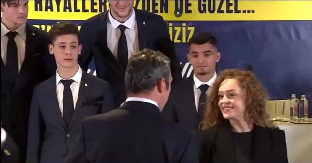Ali Koç imza töreninde çevirdiği kadına 'Kimsin sen?' diye sordu! Aldığı yanıt kahkahalara boğdu Ali Koç imza töreninde çevirdiği kadına 'Kimsin sen?' diye sordu! Aldığı yanıt kahkahalara boğdu