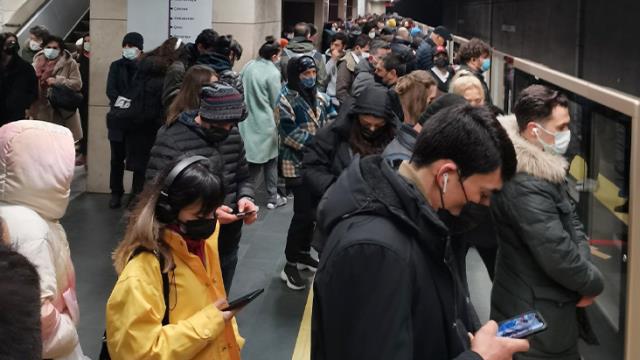İstanbul'da arıza nedeniyle Üsküdar-Çekmeköy metro seferleri aksadı İstanbul'da arıza nedeniyle Üsküdar-Çekmeköy metro seferleri aksadı