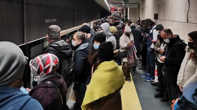 İstanbul'da arıza nedeniyle Üsküdar-Çekmeköy metro seferleri aksadı İstanbul'da arıza nedeniyle Üsküdar-Çekmeköy metro seferleri aksadı