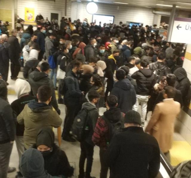 İstanbul'da arıza nedeniyle Üsküdar-Çekmeköy metro seferleri aksadı İstanbul'da arıza nedeniyle Üsküdar-Çekmeköy metro seferleri aksadı