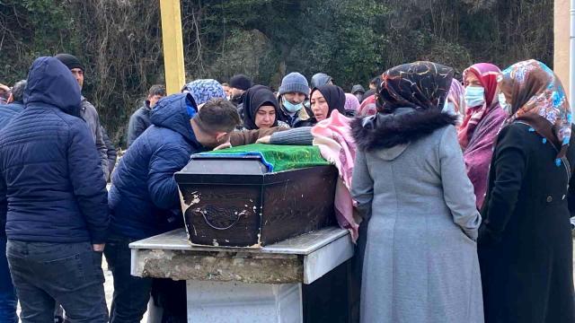 İtfaiye amiri yangında ölen annesini gözyaşlarıyla toprağa verdi İtfaiye amiri yangında ölen annesini gözyaşlarıyla toprağa verdi