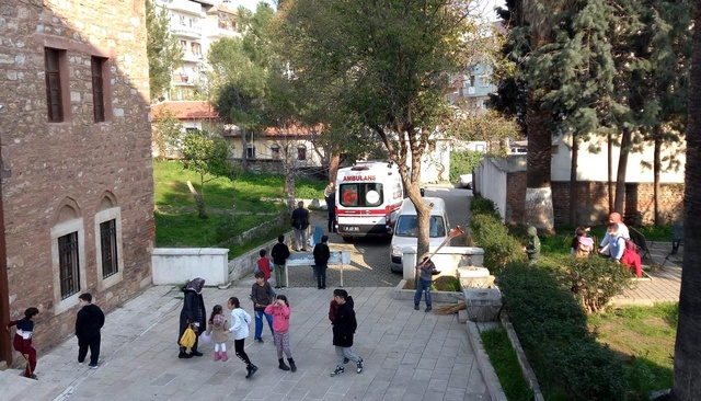 Madde bağımlısı şahıs, çocukların gözü önünde yere yığılıp kaldı Madde bağımlısı şahıs, çocukların gözü önünde yere yığılıp kaldı