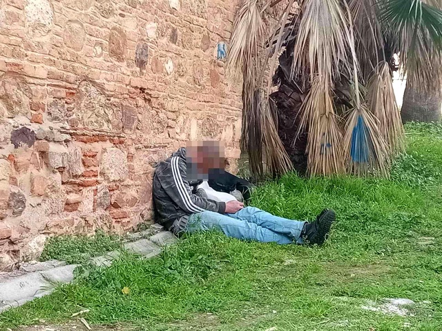 Madde bağımlısı şahıs, çocukların gözü önünde yere yığılıp kaldı Madde bağımlısı şahıs, çocukların gözü önünde yere yığılıp kaldı