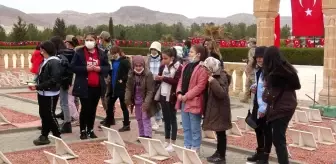 Mardin'de 60 öğrenci şehitliği ziyaret edip dua okudu
