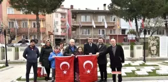 Şehitlikte taşları kardan temizleyen çocuklar; 'Şehitlerimizin ismi hep okunsun, silinmesin istedik'