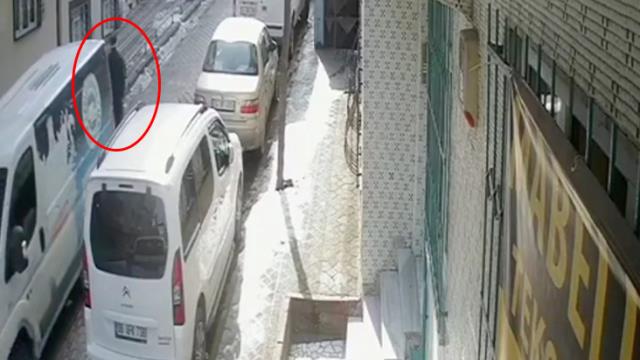 Sultangazi'de feci kaza: Geri manevra yapan minibüs bir kişiyi ezdi Sultangazi'de feci kaza: Geri manevra yapan minibüs bir kişiyi ezdi