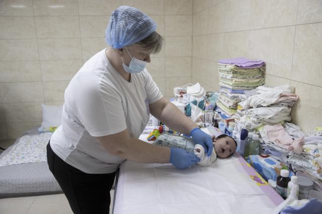 Ukrayna'da taşıyıcı annelerin doğurduğu bebekler biyolojik ailelerine kavuşamıyor Ukrayna'da taşıyıcı annelerin doğurduğu bebekler biyolojik ailelerine kavuşamıyor