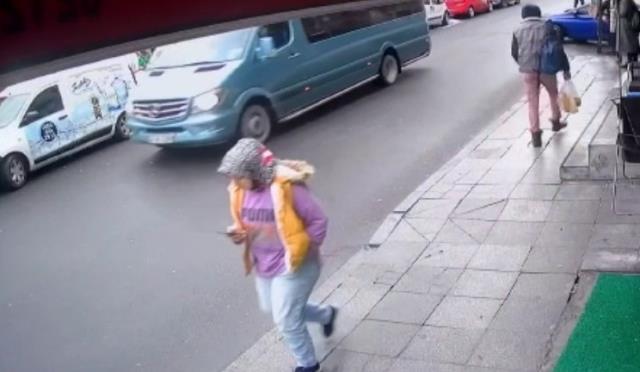 Yolun karşısına geçen genç kıza otomobil çarptı! Kaza sonrası çevredekiler yardımına koştu