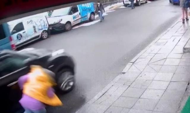 Yolun karşısına geçen genç kıza otomobil çarptı! Kaza sonrası çevredekiler yardımına koştu