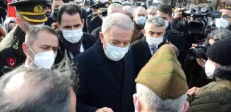 Son dakika haberi: Bakan Akar, 'Çanakkale Geçilmez' yazılı altın madalyanın 'toka edildiği' Türk Bayrağını törenle göndere çekti