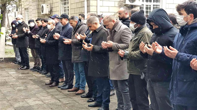 Arkadaşıyla birlikte ağaca asılı halde bulunan liseli genç, toprağa verildi