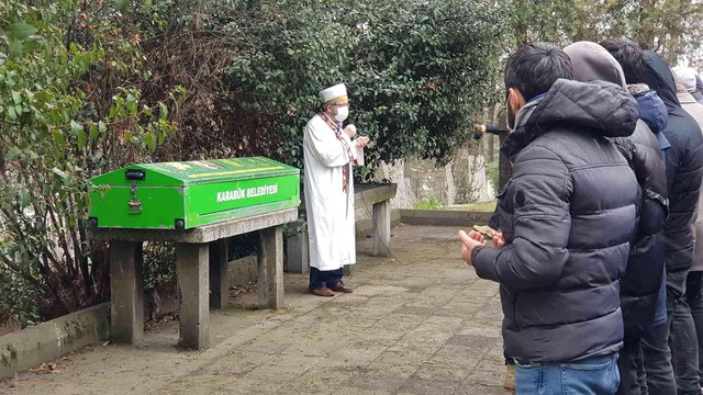 Arkadaşıyla birlikte ağaca asılı halde bulunan liseli genç, toprağa verildi