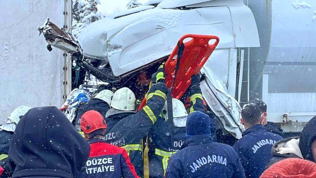 Bolu Dağı TEM otoyolu, çok sayıda tırın karıştığı zincirleme kazalar nedeniyle trafiğe kapandı