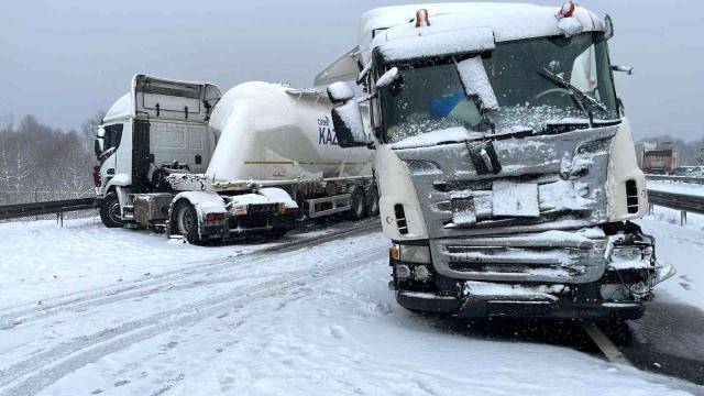 Bolu Dağı TEM otoyolu, çok sayıda tırın karıştığı zincirleme kazalar nedeniyle trafiğe kapandı