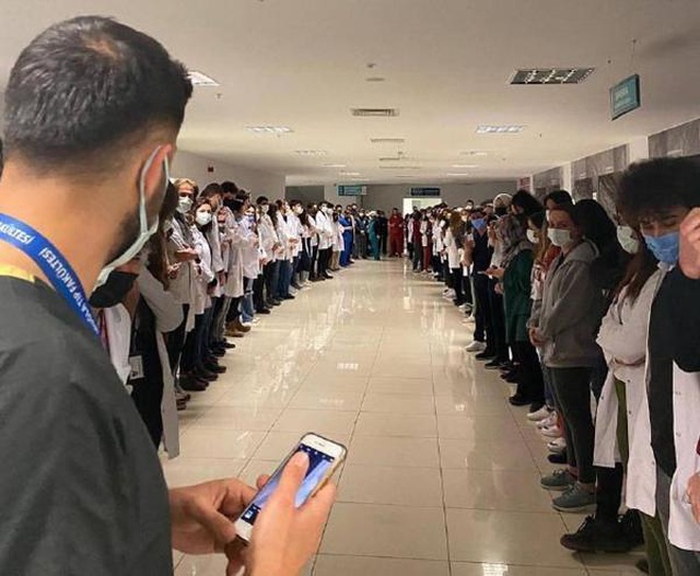 Doktoru darbettiğini iddia edilen uzman çavuşu bir de alkışla protesto etmişlerdi! Gerçek çok farklı çıktı Doktoru darbettiğini iddia edilen uzman çavuşu bir de alkışla protesto etmişlerdi! Gerçek çok farklı çıktı