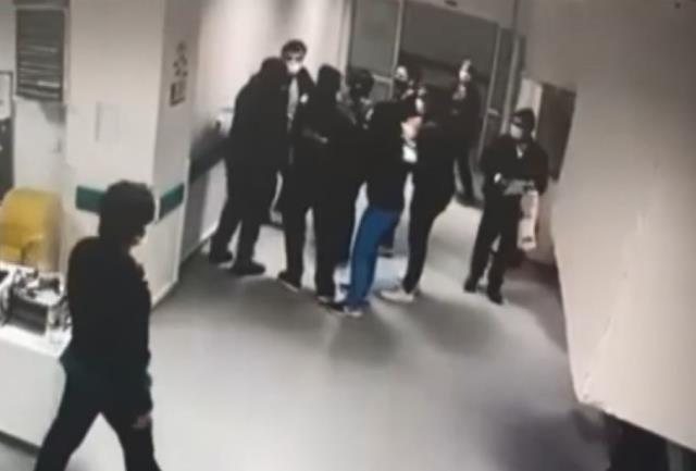 Doktoru darbettiğini iddia edilen uzman çavuşu bir de alkışla protesto etmişlerdi! Gerçek çok farklı çıktı Doktoru darbettiğini iddia edilen uzman çavuşu bir de alkışla protesto etmişlerdi! Gerçek çok farklı çıktı