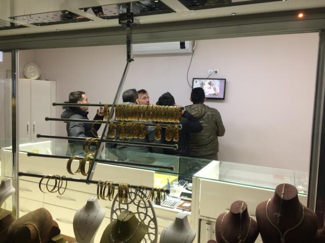 Maske ve silahlarla kuyumcu soyup çaldıkları altınları mezara gömdüler Maske ve silahlarla kuyumcu soyup çaldıkları altınları mezara gömdüler