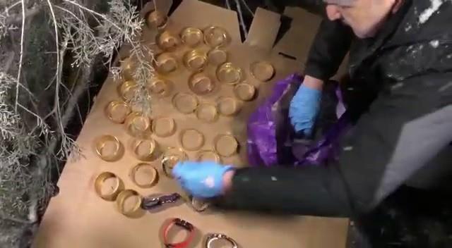 Maske ve silahlarla kuyumcu soyup çaldıkları altınları mezara gömdüler Maske ve silahlarla kuyumcu soyup çaldıkları altınları mezara gömdüler