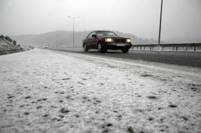 Meteoroloji'nin raporuna göre İstanbul'da etkili olan kar yağışı salı gününe kadar devam edecek Meteoroloji'nin raporuna göre İstanbul'da etkili olan kar yağışı salı gününe kadar devam edecek