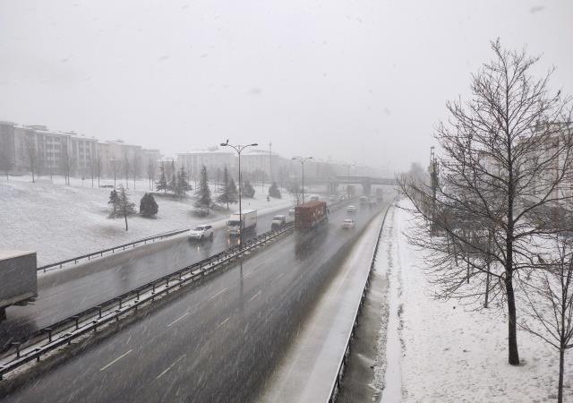 Meteoroloji'nin raporuna göre İstanbul'da etkili olan kar yağışı salı gününe kadar devam edecek Meteoroloji'nin raporuna göre İstanbul'da etkili olan kar yağışı salı gününe kadar devam edecek