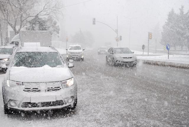 Meteoroloji'nin raporuna göre İstanbul'da etkili olan kar yağışı salı gününe kadar devam edecek Meteoroloji'nin raporuna göre İstanbul'da etkili olan kar yağışı salı gününe kadar devam edecek