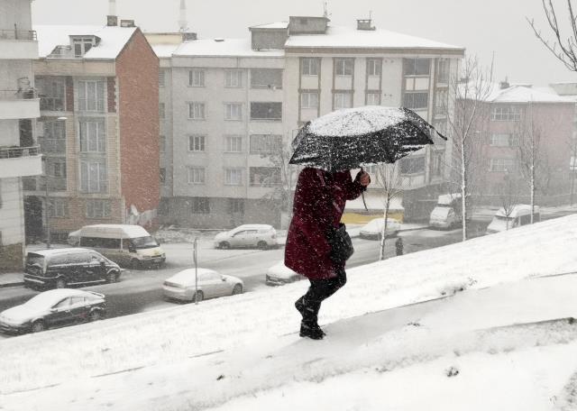 Meteoroloji'nin raporuna göre İstanbul'da etkili olan kar yağışı salı gününe kadar devam edecek Meteoroloji'nin raporuna göre İstanbul'da etkili olan kar yağışı salı gününe kadar devam edecek