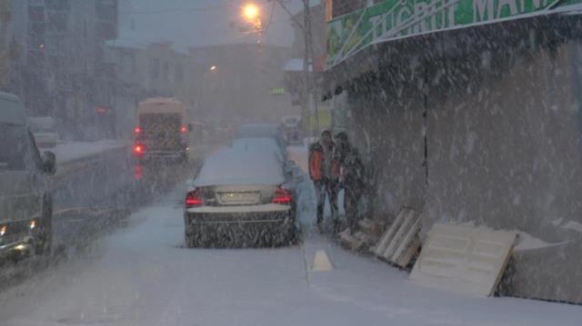 Meteoroloji ve AKOM art arda uyarıları sonrası İstanbul'da beklenen kar yağışı başladı Meteoroloji ve AKOM art arda uyarıları sonrası İstanbul'da beklenen kar yağışı başladı