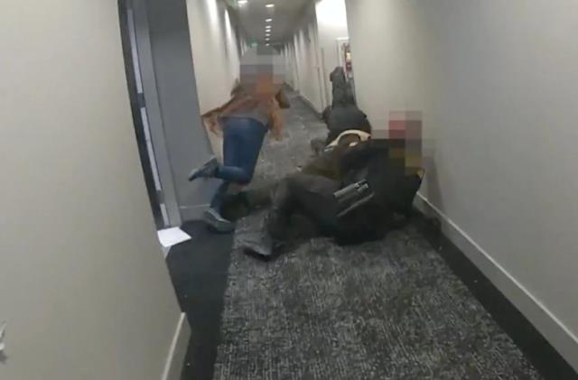 Polisi sırtından bıçaklayan kadın, ateş edilerek öldürüldü
