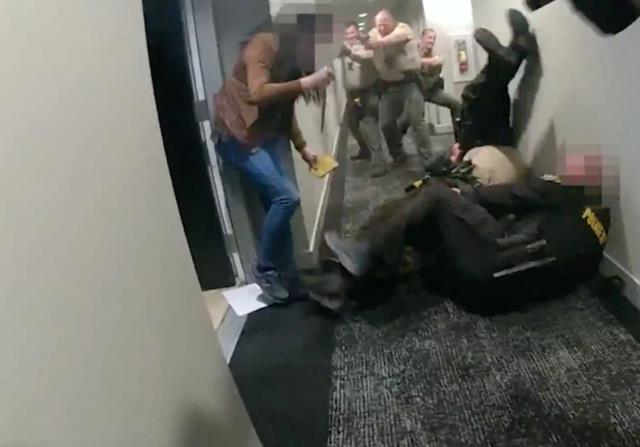 Polisi sırtından bıçaklayan kadın, ateş edilerek öldürüldü