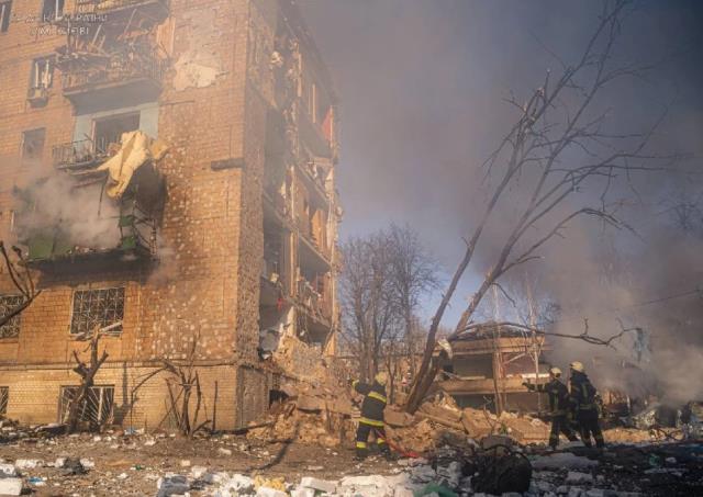 Rusya'nın saldırıları şiddetleniyor! Kiev'de 5 katlı apartman vuruldu, ölü sayısı artıyor