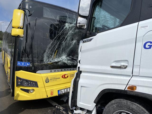 Sancaktepe'de ters yöne giren tır ile İETT otobüsü kafa kafaya çarpıştı