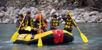 Şırnak'ta şehitler anısına rafting yapıp Türk bayrağı ve pankart açtılar