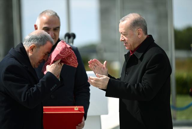 Törene damga vuran görüntü! Cumhurbaşkanı Erdoğan, Osmanlı sancağını öpüp başına koydu Törene damga vuran görüntü! Cumhurbaşkanı Erdoğan, Osmanlı sancağını öpüp başına koydu