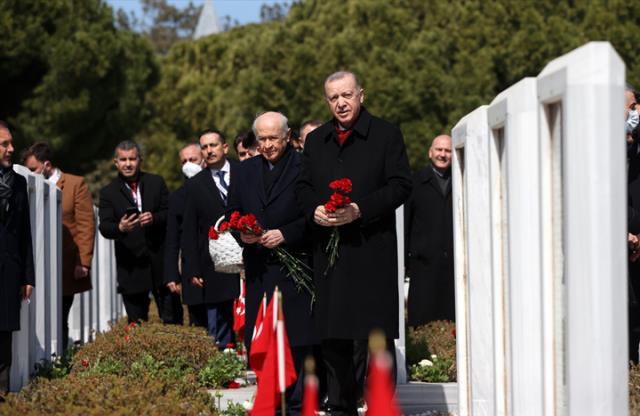 Törene damga vuran görüntü! Cumhurbaşkanı Erdoğan, Osmanlı sancağını öpüp başına koydu Törene damga vuran görüntü! Cumhurbaşkanı Erdoğan, Osmanlı sancağını öpüp başına koydu