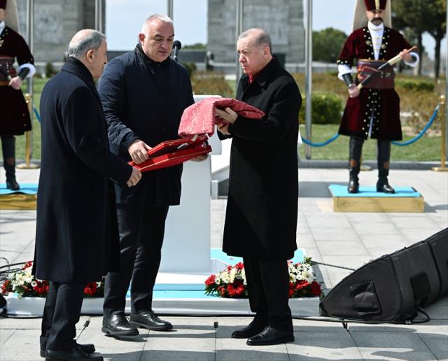 Törene damga vuran görüntü! Cumhurbaşkanı Erdoğan, Osmanlı sancağını öpüp başına koydu Törene damga vuran görüntü! Cumhurbaşkanı Erdoğan, Osmanlı sancağını öpüp başına koydu