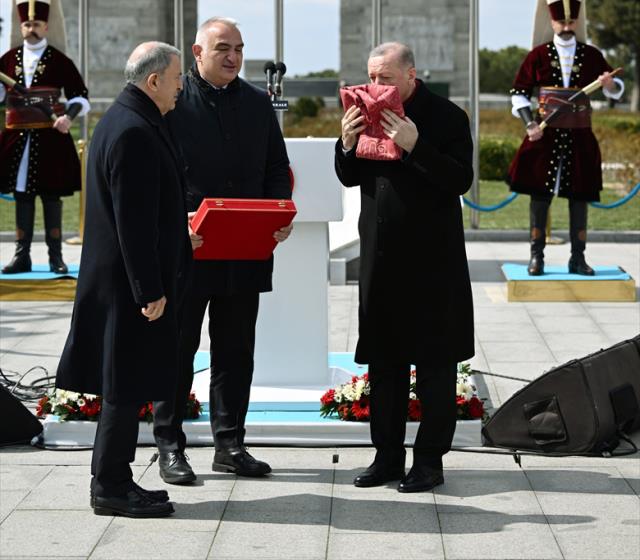 Törene damga vuran görüntü! Cumhurbaşkanı Erdoğan, Osmanlı sancağını öpüp başına koydu Törene damga vuran görüntü! Cumhurbaşkanı Erdoğan, Osmanlı sancağını öpüp başına koydu