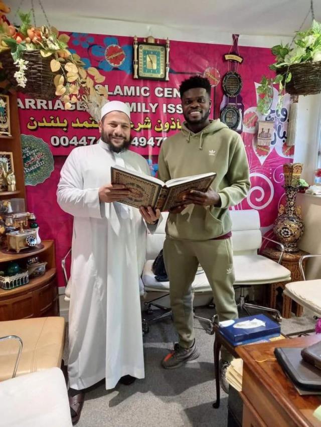 Arsenal'ın yıldızı Thomas Partey, Müslüman oldu Arsenal'ın yıldızı Thomas Partey, Müslüman oldu