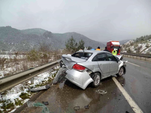 Bilecik'te 5 aracın karıştığı zincirleme trafik kazasında 1 kişi öldü, 7 kişi yaralandı