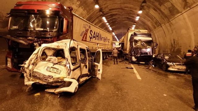 Son dakika! Bolu Dağı Tüneli'nde 18 aracın birbirine girdiği kazanın kamera görüntüleri ortaya çıktı Son dakika! Bolu Dağı Tüneli'nde 18 aracın birbirine girdiği kazanın kamera görüntüleri ortaya çıktı